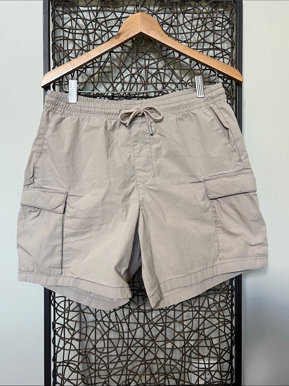 Gap Men’s Easy Cargo Shorts 6” Sandy Taupe Tan Khaki Beige Snap pocket elastic S